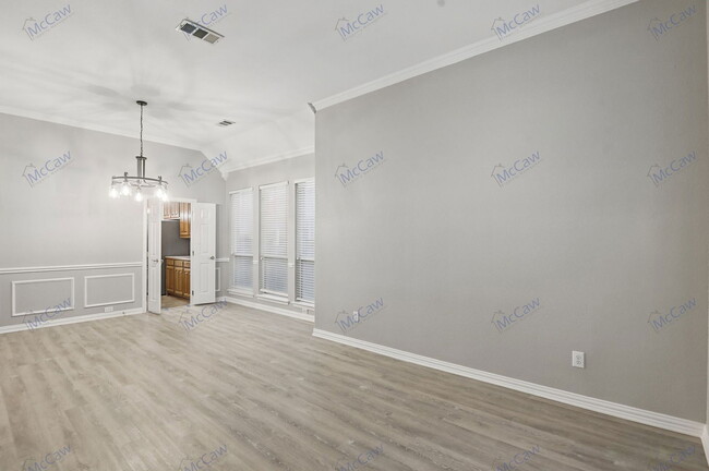 Building Photo - 1210 Surrey Ln