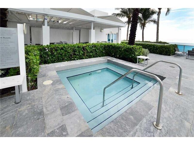 Building Photo - 2711 S Ocean Dr