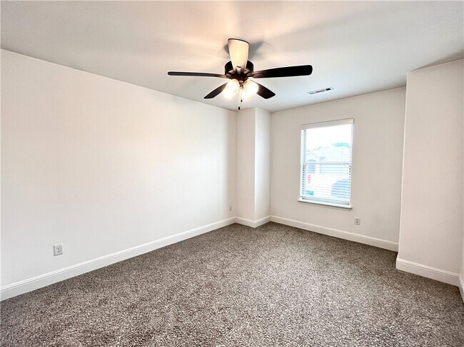 Building Photo - 5909 NW Reynolds St