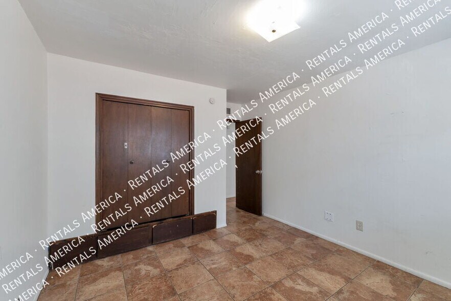 Building Photo - 947 N Alvernon Way