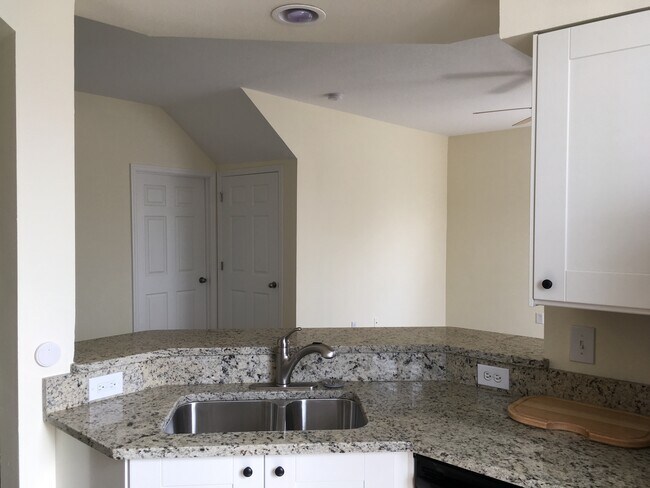 Building Photo - 12879 Madison Pointe Cir