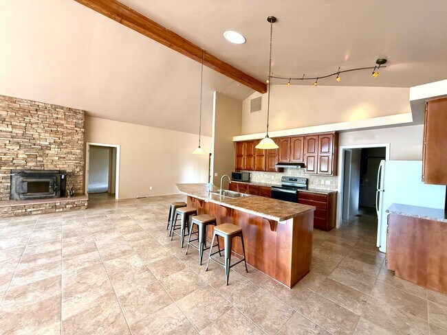 Building Photo - Custom home on 3 acres in Williamson Valley