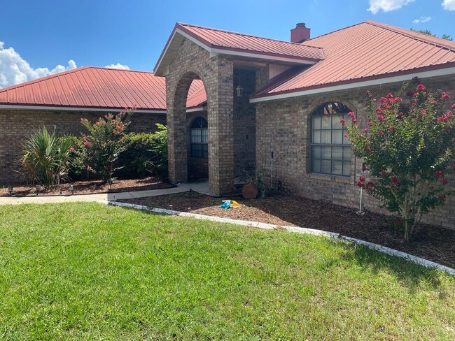 Building Photo - Pool home in county club area