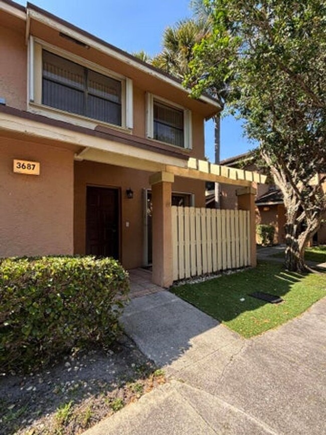 Building Photo - 2843 Carambola Cir N
