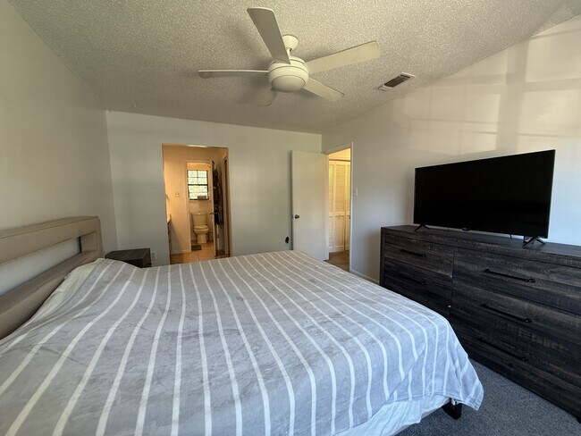Building Photo - 151 Holland Park Cir