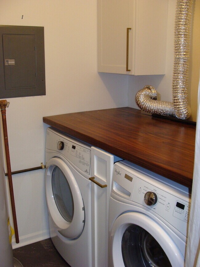 Building Photo - Two Bedroom Updated Windcrest Condo
