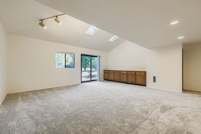 Building Photo - Fully-Remodeled 3 Bed 2.5 Bath Kirkland Home!