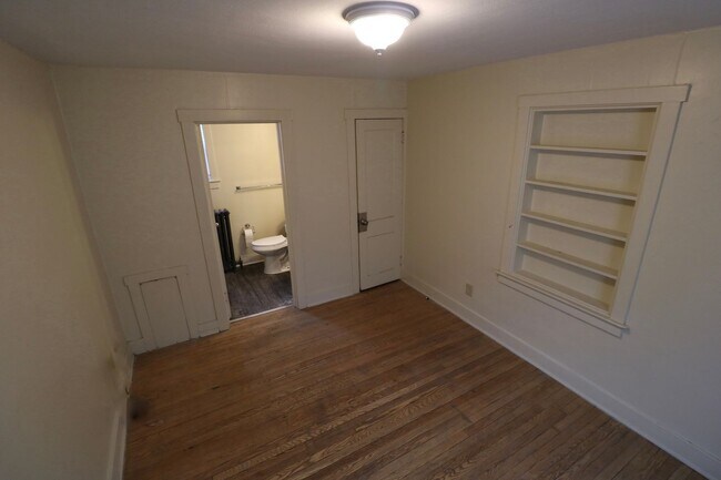 Building Photo - Two bedroom apartment near engineering and...
