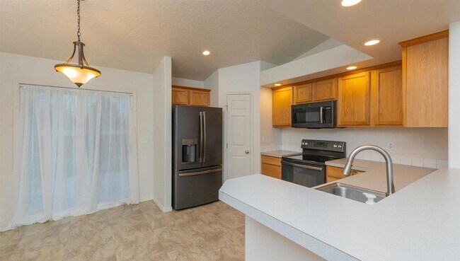 Building Photo - Welcome to this spacious 5-bedroom, 2-bathroom home in Nampa, ID