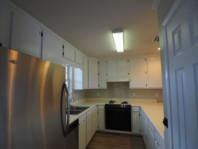 Building Photo - Gorgeous water views just blocks from the ...