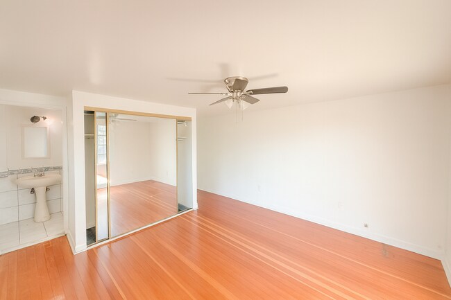 Building Photo - 5104-5106 East Falls View Dr.