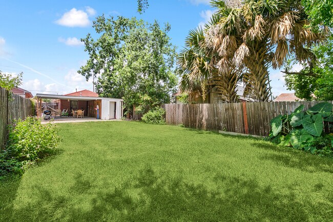 Building Photo - 6123 Marigny St