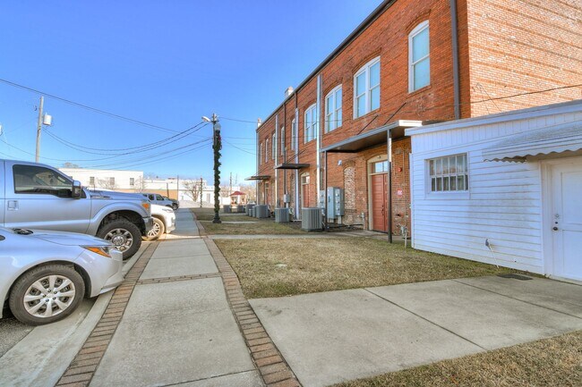 Building Photo - 164 N Louisville St