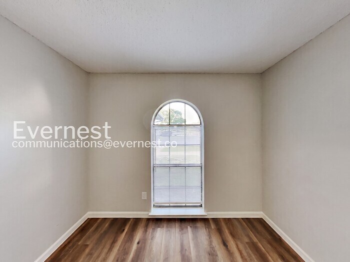 Building Photo - 1800 Willow Vale Dr