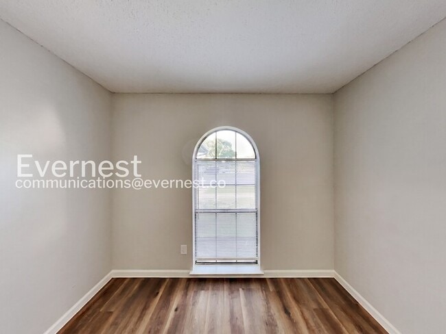Building Photo - Spacious Home with Fenced Yard and Garage! 3 Bed & 2 Bath / Pet-friendly / Coming Soon!
