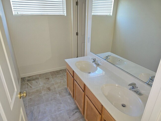 Building Photo - 549 Cascade Dr