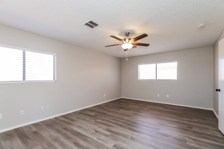 Building Photo - 4527 E Hampton Ave