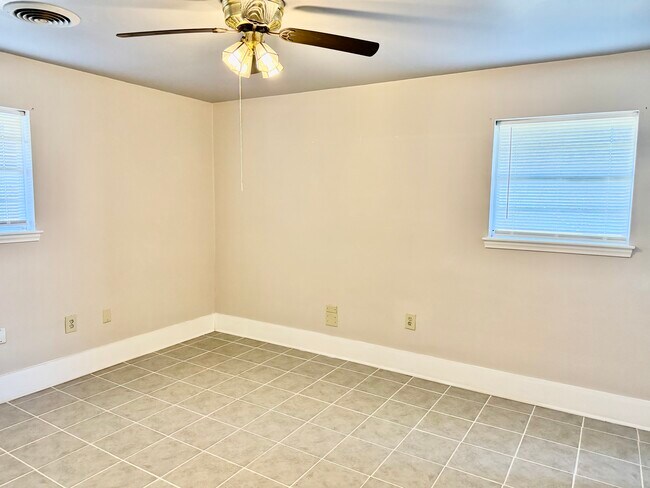 Building Photo - 2946 Madeira Dr