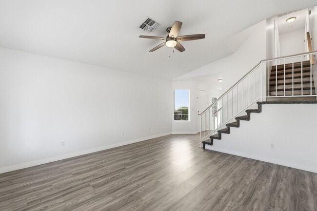 Building Photo - Ready to Move in! Three bedrooms