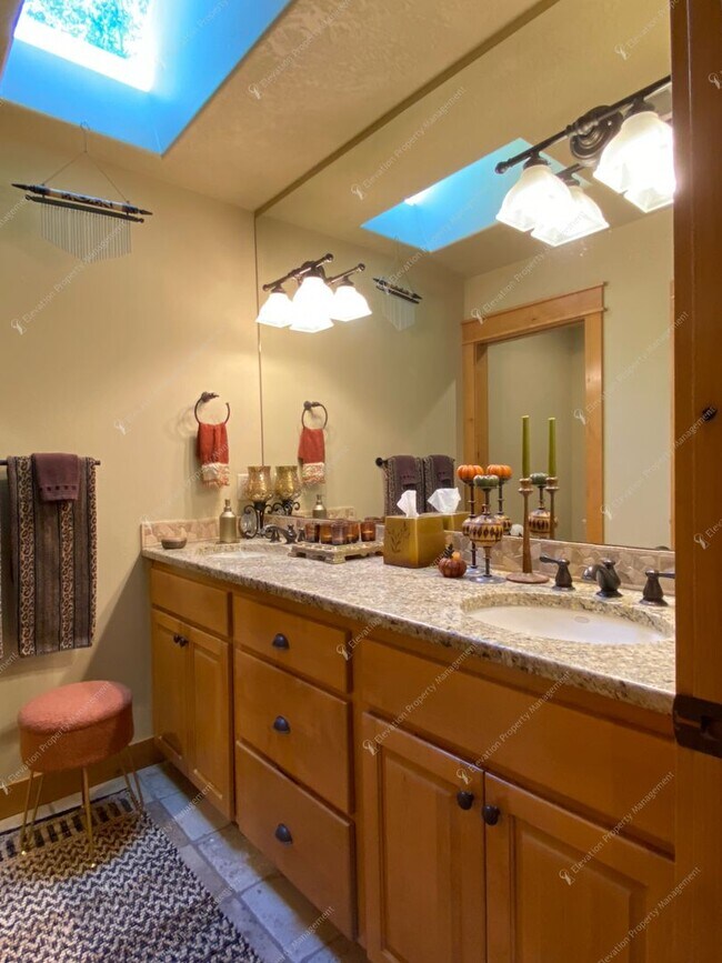 Building Photo - *Coming Soon* Charming Old Bend Rental | 3...
