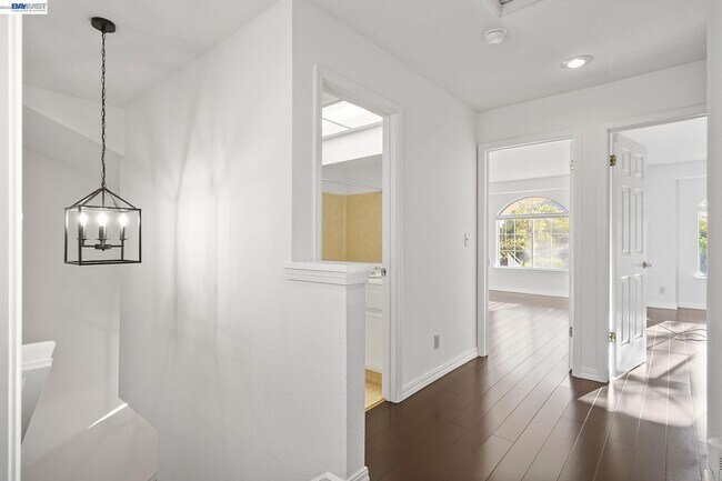 Building Photo - 493 S Clovercrest Ln