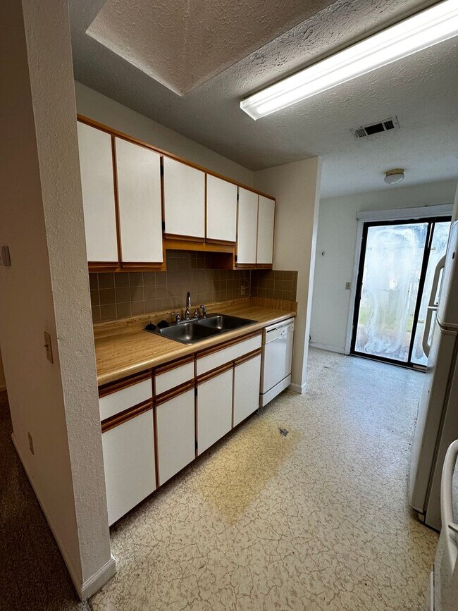 Building Photo - Available from May 15th.  2 Bedroom home with garage. Great Area and Location!