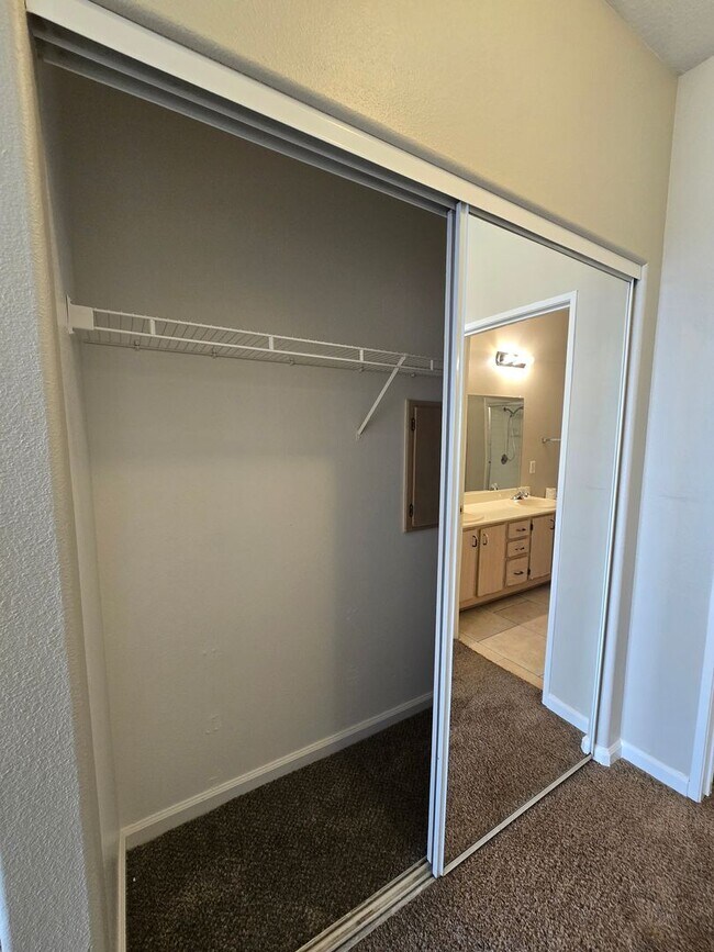 Building Photo - Beautiful 2 Bedroom Condo with Garage!