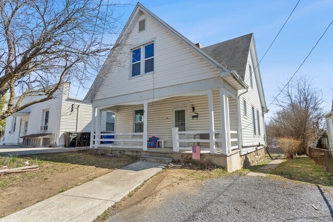 Building Photo - 5 Bedroom Single Family in Brunswick