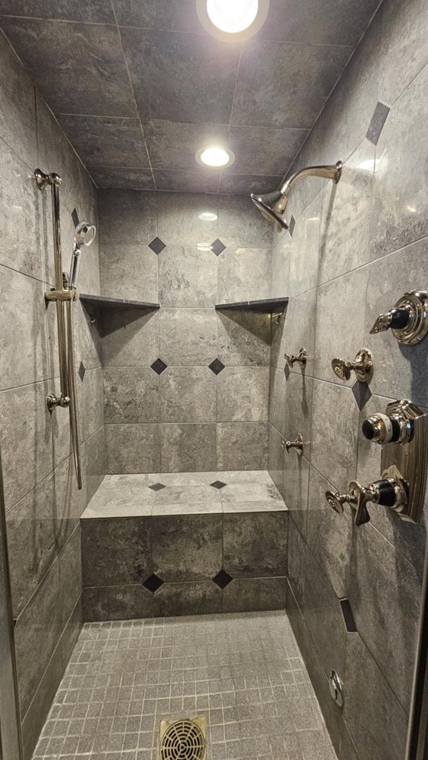 Building Photo - Losleben- House with large yard fully furnished Available Nov 1st - May 31st