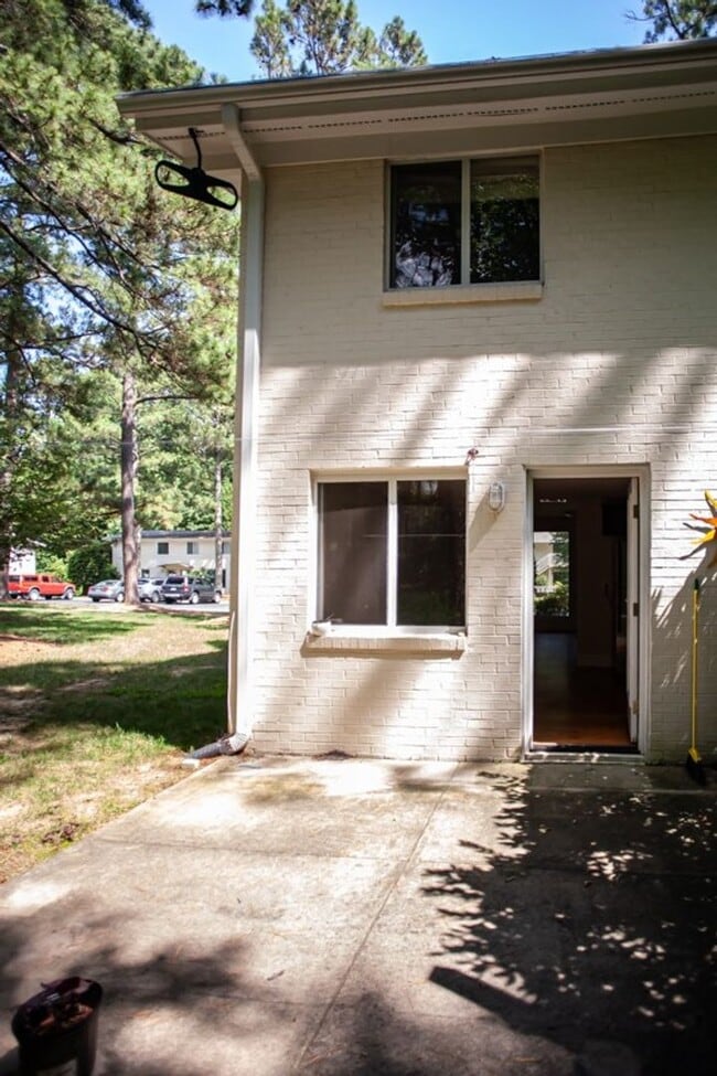 Building Photo - Sleek & Sun-Drenched 2BR Townhouse in Heart of Carrboro