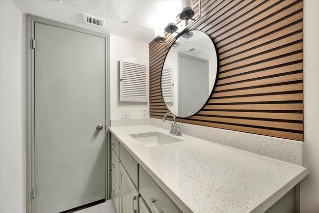 Building Photo - 1601 S Shepherd Dr