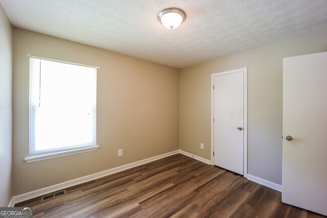 Building Photo - 6049 Radford Dr