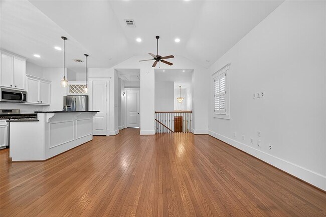 Building Photo - 1042 W 25th St