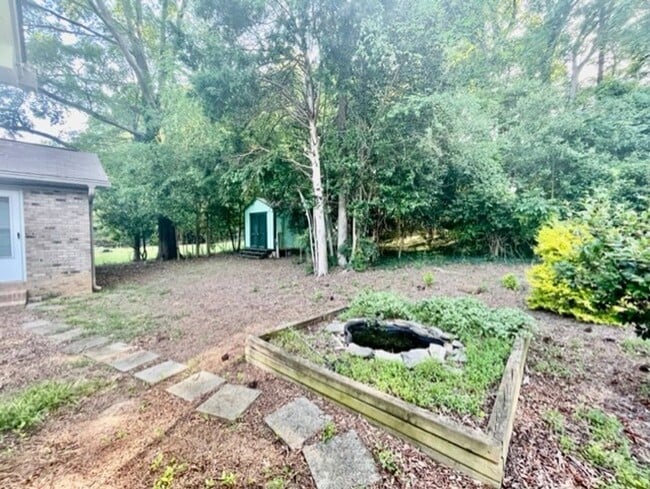 Building Photo - Welcome to the Classic 3 bedroom 1 1/2 bat...