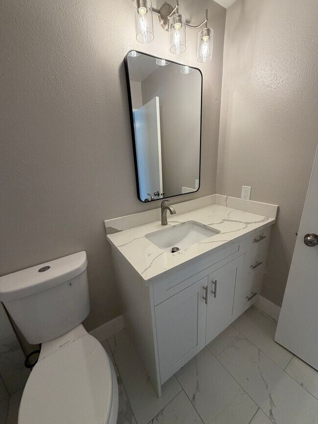 Building Photo - 2610 Phipps Ave