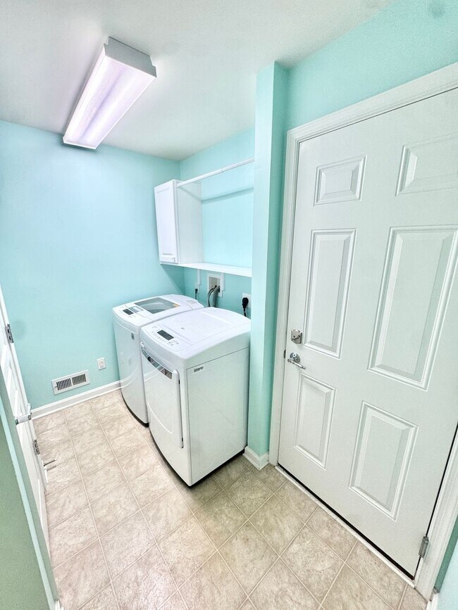 Building Photo - THREE BEDROOM/2.5 BATH TOWNHOME located in PARKLAND School District!