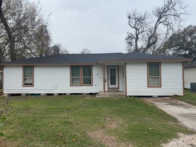 Building Photo - 812 Old Angleton Rd
