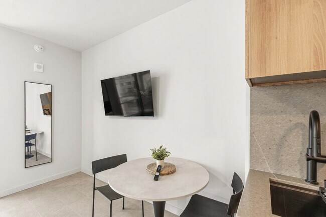 Building Photo - 121 NE 5th St