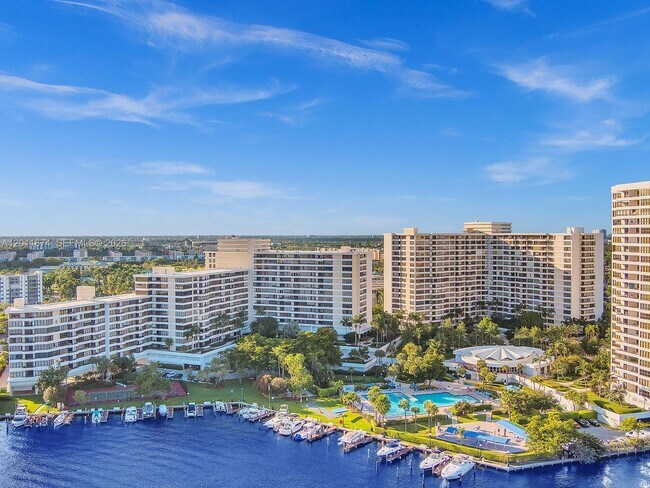 Building Photo - 2500 Parkview Dr