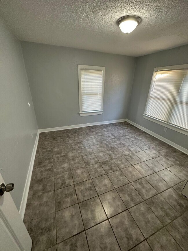 Building Photo - Fully Renovated 2/1 Single Family House Available for Immediate Rent!