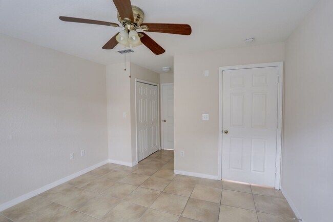 Building Photo - 5455 Vineland Rd