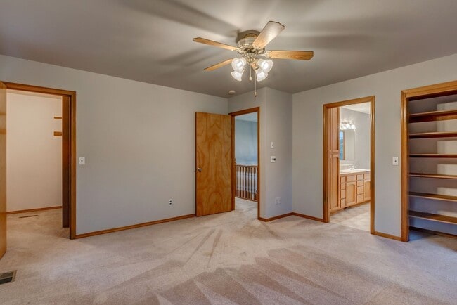 Building Photo - 4 bedroom, 3 bath Dog Friendly Home!