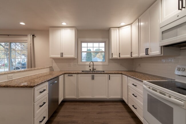 Building Photo - 5 Bed 2 Bath Home Available in Spokane Val...