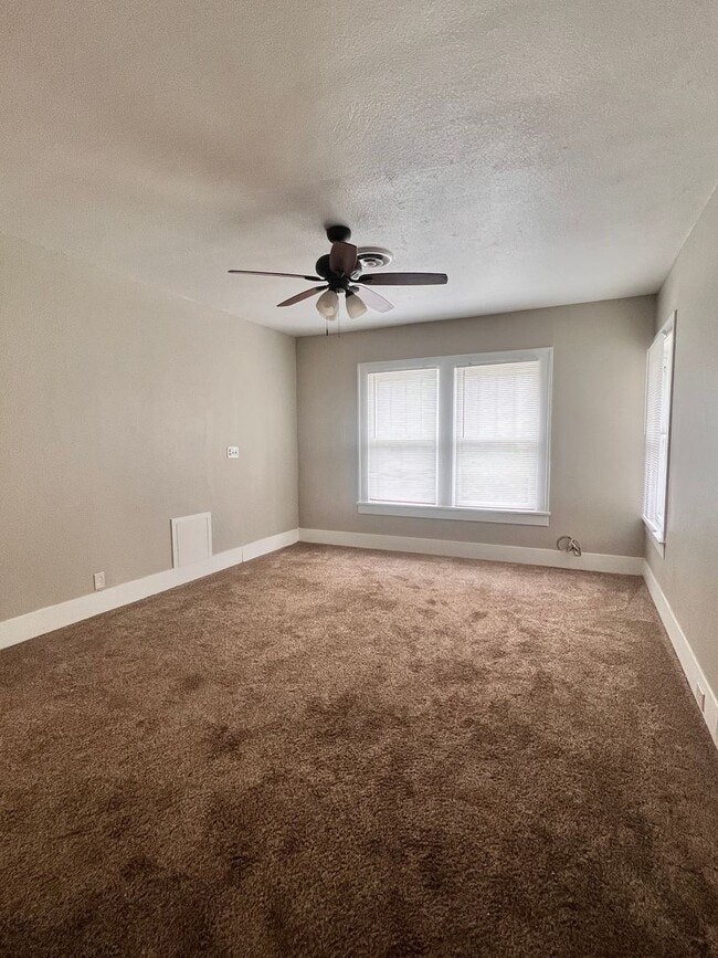 Building Photo - Spacious 3 Bedroom 2 Bath