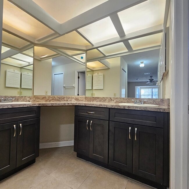 Building Photo - 261 Starmount Dr