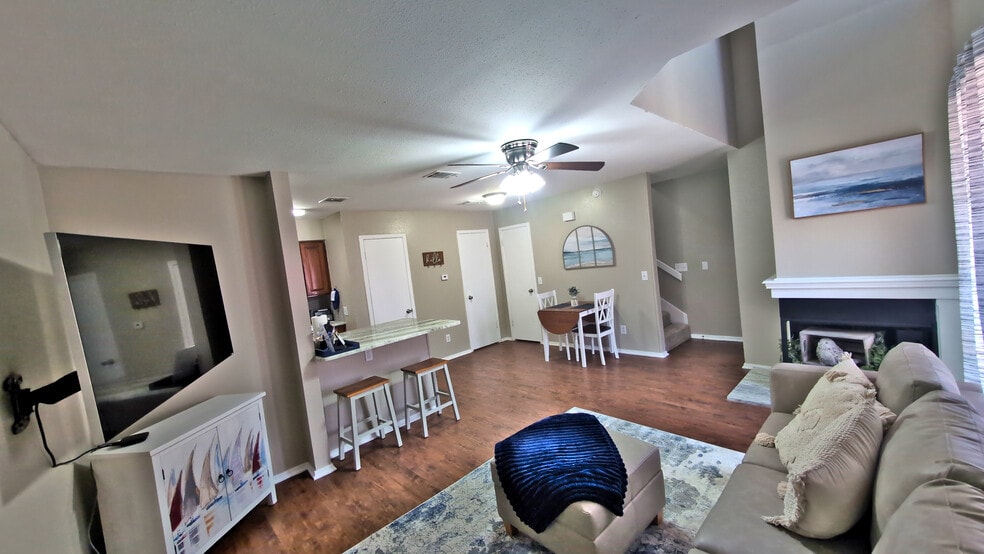 Building Photo - 1305 W Villa Maria Rd