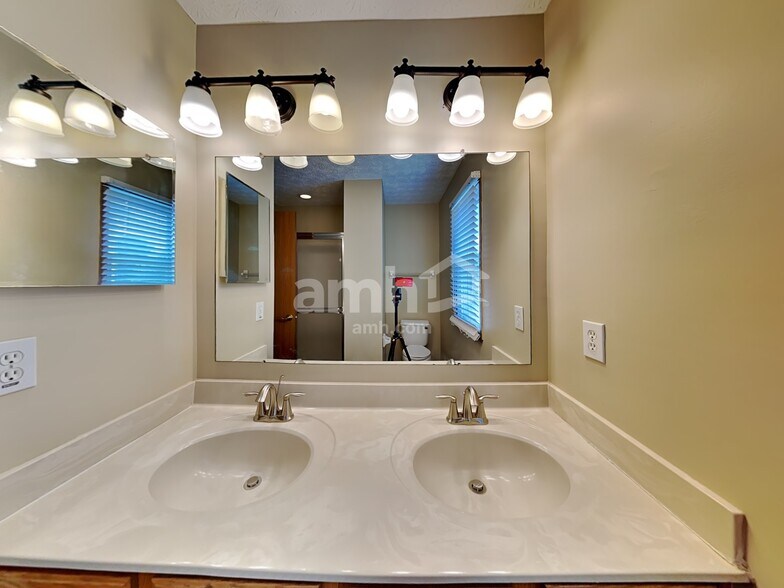 Building Photo - 2649 Cross Creek Ave