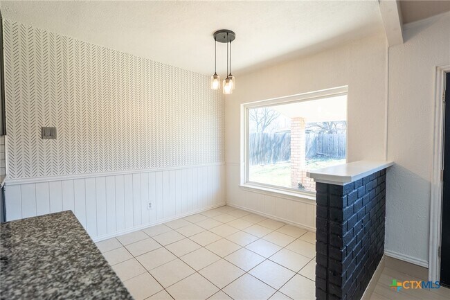 Building Photo - 1306 Ruiz Dr