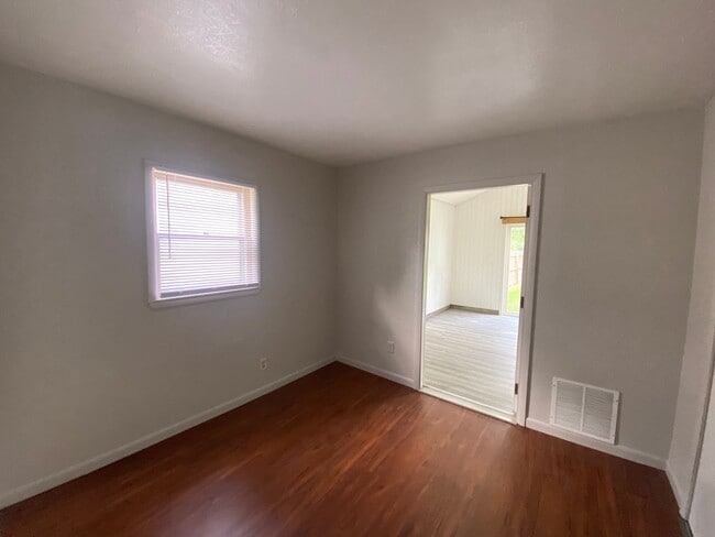 Building Photo - 3 Bedroom, 2 Bath Home, Available Now!