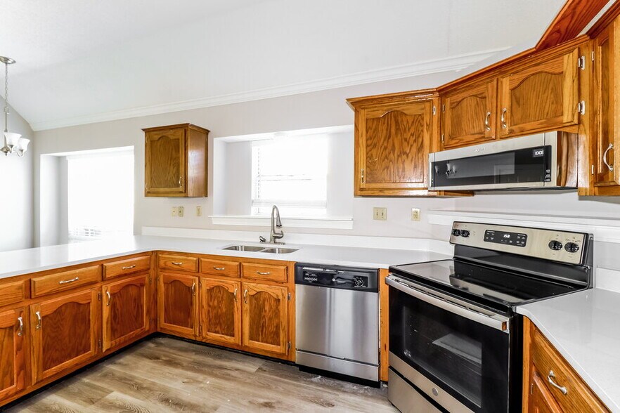 Building Photo - 7017 Juanita Cir S